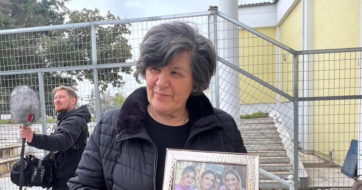Τέμπη:-Συγκλονίζει-η-γιαγιά-των-τριών-κοριτσιών-της-οικογένειας-Πλακιά-–-Στο-δικαστήριο-με-κορνίζα-των-εγγονών-της