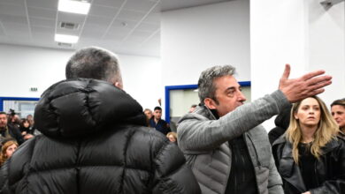 Τέμπη:-Οργή-συγγενών-και-δικηγόρων-στη-δίκη-της-σιδηροδρομικής-τραγωδίας-–-Τέσσερις-διακοπές-και-γιουχαΐσματα