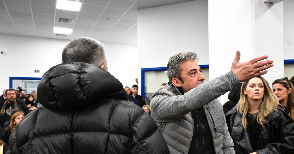 Τέμπη:-Οργή-συγγενών-και-δικηγόρων-στη-δίκη-της-σιδηροδρομικής-τραγωδίας-–-Τέσσερις-διακοπές-και-γιουχαΐσματα