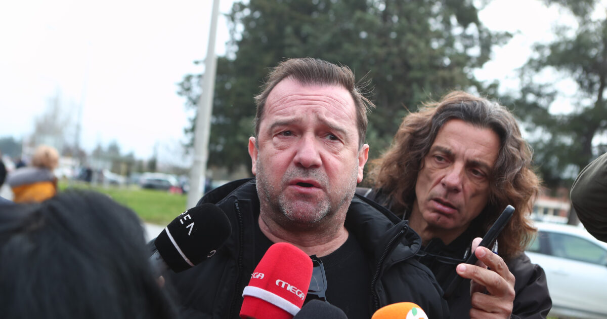 Δίκη-για-τα-Τέμπη-–-Νίκος-Πλακιάς:-«Σήμερα-μπάζωσαν-και-τα-υπόλοιπα-μέλη-της-οικογένειας-μας»