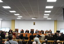 Η-δίκη-για-την-τραγωδία-των-Τεμπών-δεν-ξεκίνησε-ποτέ:-4-διακοπές,-εντάσεις,-ταλαιπωρία-και-μια-αίθουσα-παντελώς-ακατάλληλη 