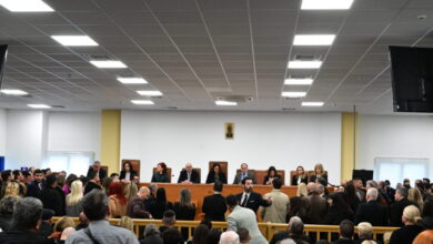 Η-δίκη-για-την-τραγωδία-των-Τεμπών-δεν-ξεκίνησε-ποτέ:-4-διακοπές,-εντάσεις,-ταλαιπωρία-και-μια-αίθουσα-παντελώς-ακατάλληλη