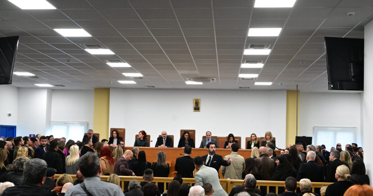 Η-δίκη-για-την-τραγωδία-των-Τεμπών-δεν-ξεκίνησε-ποτέ:-4-διακοπές,-εντάσεις,-ταλαιπωρία-και-μια-αίθουσα-παντελώς-ακατάλληλη 