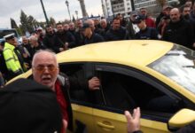 Σύνταγμα:-Απεργοί-επιτέθηκαν-σε-οδηγό-ταξί-που-δούλευε,-τον-έβρισαν-και-του-πέταξαν-καφέδες-–-Δείτε-βίντεο