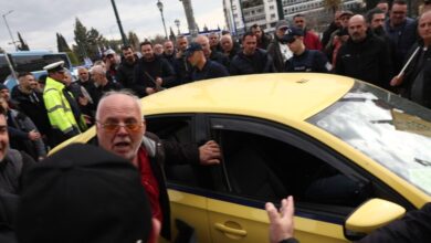 Σύνταγμα:-Απεργοί-επιτέθηκαν-σε-οδηγό-ταξί-που-δούλευε,-τον-έβρισαν-και-του-πέταξαν-καφέδες-–-Δείτε-βίντεο