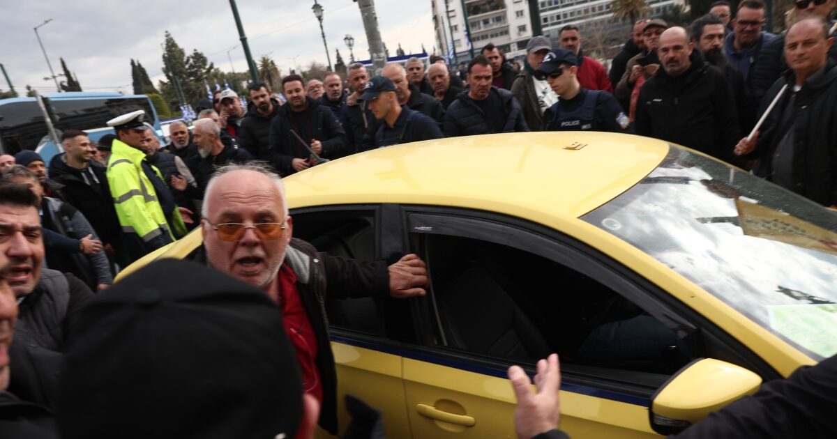Σύνταγμα:-Απεργοί-επιτέθηκαν-σε-οδηγό-ταξί-που-δούλευε,-τον-έβρισαν-και-του-πέταξαν-καφέδες-–-Δείτε-βίντεο