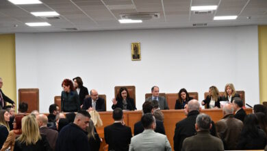 Τέμπη:-Οι-εικόνες-χάους-με-το-«καλημέρα»-της-δίκης-–-Οι-επόμενες-κινήσεις-των-δικηγόρων-και-τα-«καρφιά»-της-Περιφέρειας-Θεσσαλίας-στο-Υπουργείο-Δικαιοσύνης