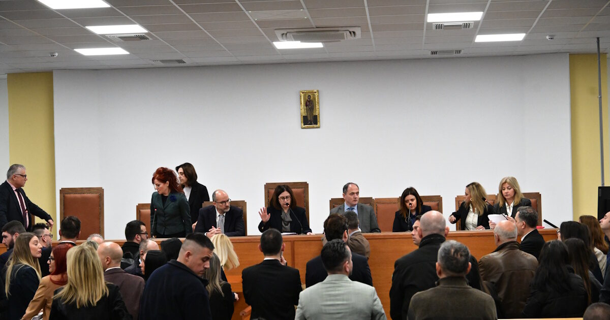 Τέμπη:-Οι-εικόνες-χάους-με-το-«καλημέρα»-της-δίκης-–-Οι-επόμενες-κινήσεις-των-δικηγόρων-και-τα-«καρφιά»-της-Περιφέρειας-Θεσσαλίας-στο-Υπουργείο-Δικαιοσύνης