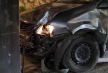 Αυτοκίνητο-έπεσε-σε-καφετέρια-στα-Εξάρχεια-–-Συνελήφθη-ο-οδηγός