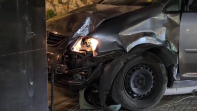 Αυτοκίνητο-έπεσε-σε-καφετέρια-στα-Εξάρχεια-–-Συνελήφθη-ο-οδηγός