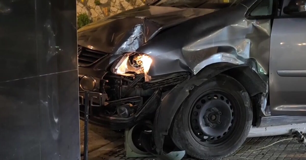 Αυτοκίνητο-έπεσε-σε-καφετέρια-στα-Εξάρχεια-–-Ένας-ελαφρά-τραυματίας