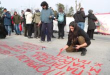 Τέμπη:-Διαδηλωτές-έγραψαν-με-κόκκινη-μπογιά-τα-ονόματα-των-νεκρών-απέναντι-από-το-κτίριο-που-γίνεται-η-δίκη