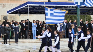 25η-Μαρτίου:-Μαθητική-παρέλαση-στο-Σύνταγμα-–-Πλήθος-κόσμου-παρά-τον-βροχερό-καιρό
