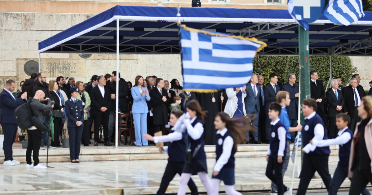 25η-Μαρτίου:-Μαθητική-παρέλαση-στο-Σύνταγμα-–-Πλήθος-κόσμου-παρά-τον-βροχερό-καιρό
