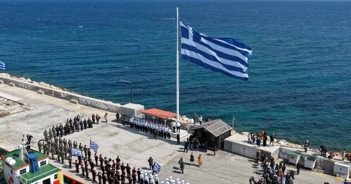 25η-Μαρτίου:-Σκίστηκε-από-τον-αέρα-η-γιγαντιαία-ελληνική-σημασία-που-υψώθηκε-στο-λιμάνι-της-Χίου