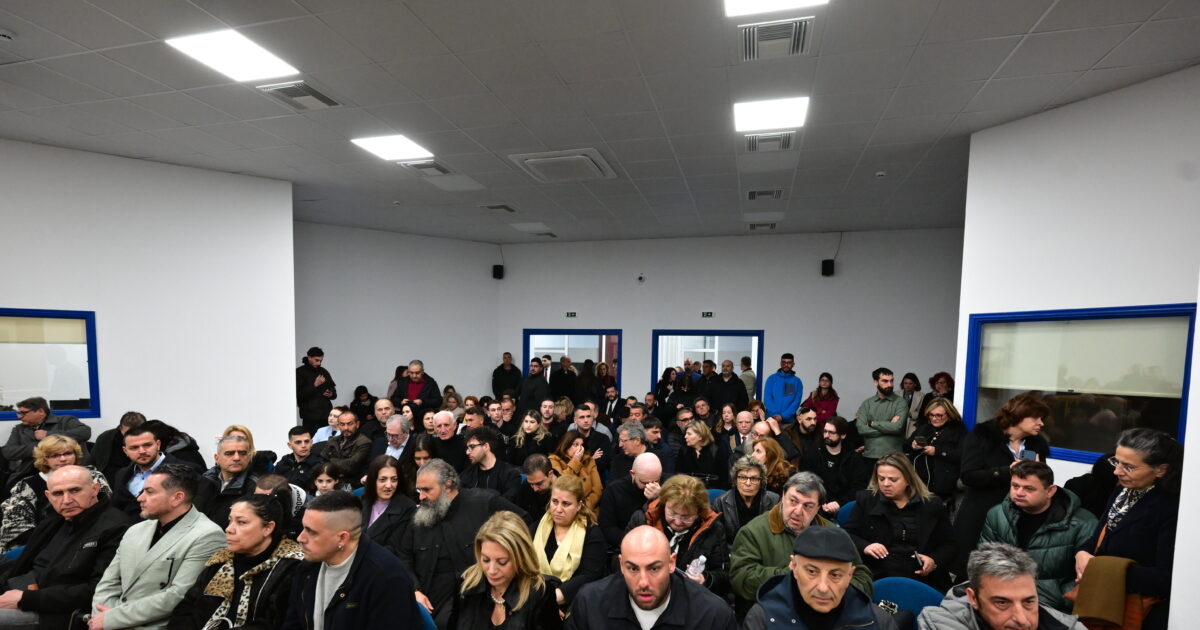 Δίκη-για-τα-Τέμπη:-face-control-και-αυξημένες-θέσεις-στη-δικαστική-αίθουσα-μετά-τις-αντιδράσεις-των-συγγενών-των-θυμάτων-της-τραγωδίας