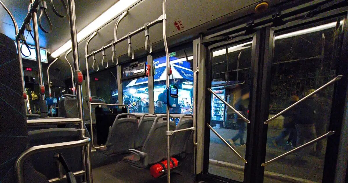 Αχαΐα:-Οδηγός-λεωφορείου-με-μαθητές-κατέβασε-ανήλικη-στη-μέση-του-δρόμου