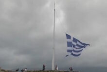 25η-Μαρτίου:-Η-έπαρση-της-ελληνικής-σημαίας-στην-Ακρόπολη-και-τα-τανκς-στη-Φιλελλήνων-πριν-την-εθνική-παρέλαση