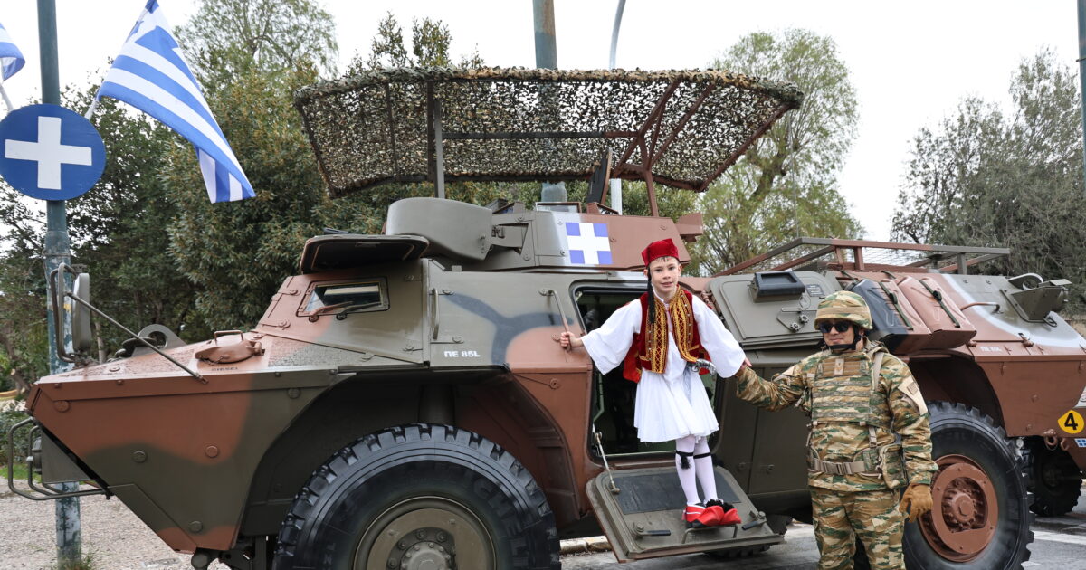 Όλα-έτοιμα-για-την-στρατιωτική-παρέλαση-της-25ης-Μαρτίου-στο-Σύνταγμα-–-Εντυπωσιακές-εικόνες-από-τα-άρματα