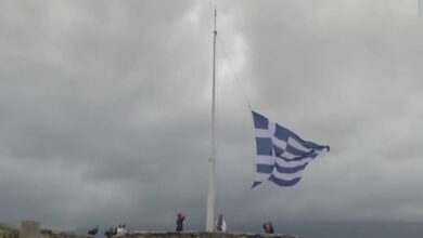 25η-Μαρτίου:-Η-έπαρση-της-ελληνικής-σημαίας-στην-Ακρόπολη-και-τα-τανκς-στη-Φιλελλήνων-πριν-την-παρέλαση