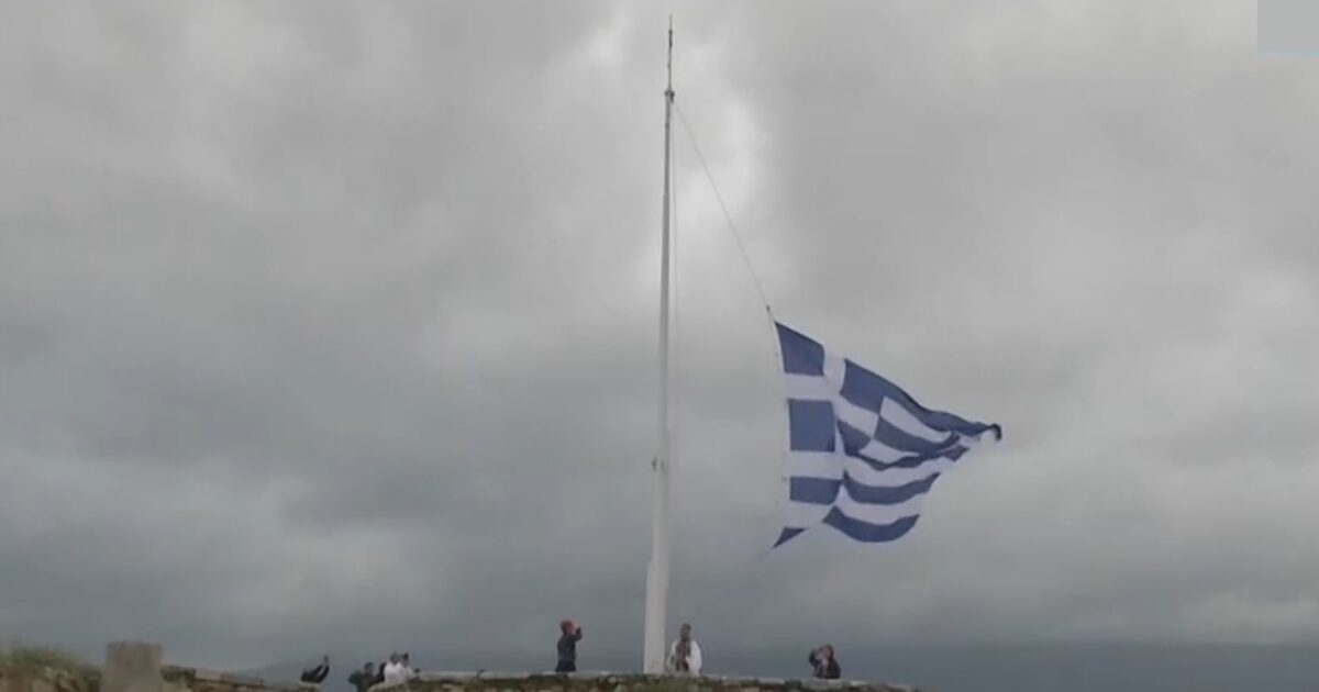 25η-Μαρτίου:-Η-έπαρση-της-ελληνικής-σημαίας-στην-Ακρόπολη-και-τα-τανκς-στη-Φιλελλήνων-πριν-την-παρέλαση