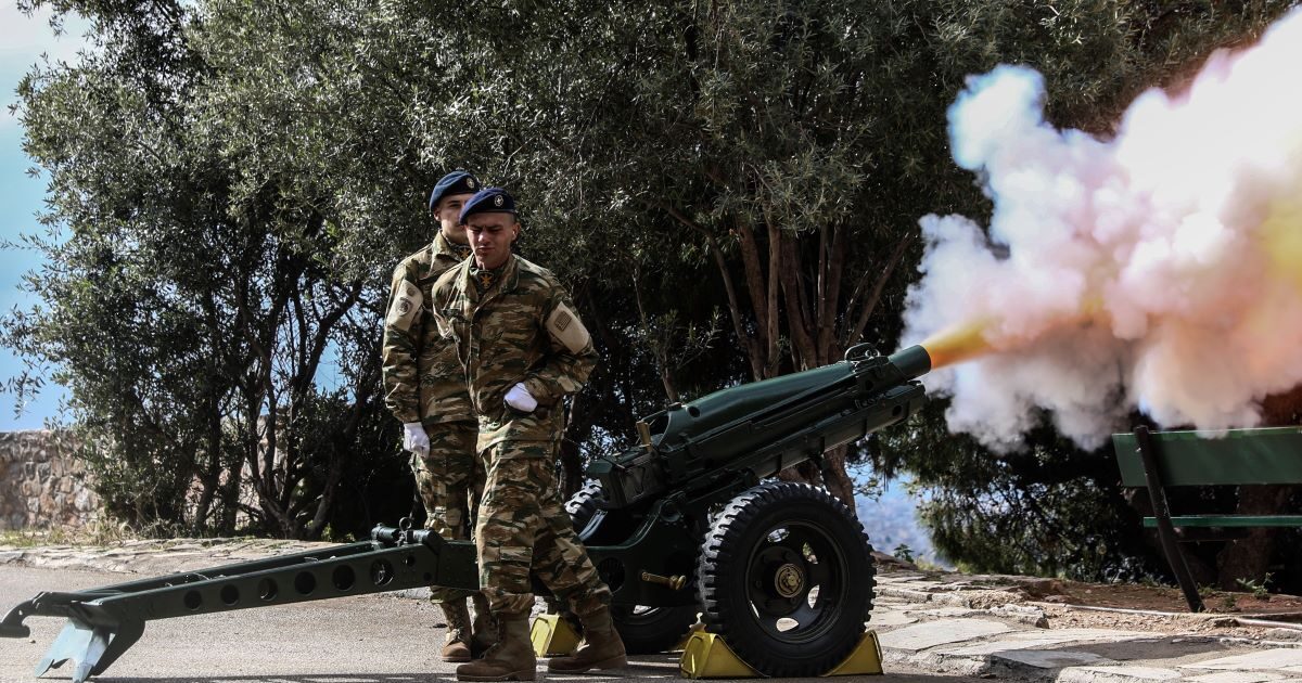 25η-Μαρτίου:-Εντυπωσιακές-εικόνες-από-τη-ρίψη-21-κανονιοβολισμών-στον-Λυκαβηττό