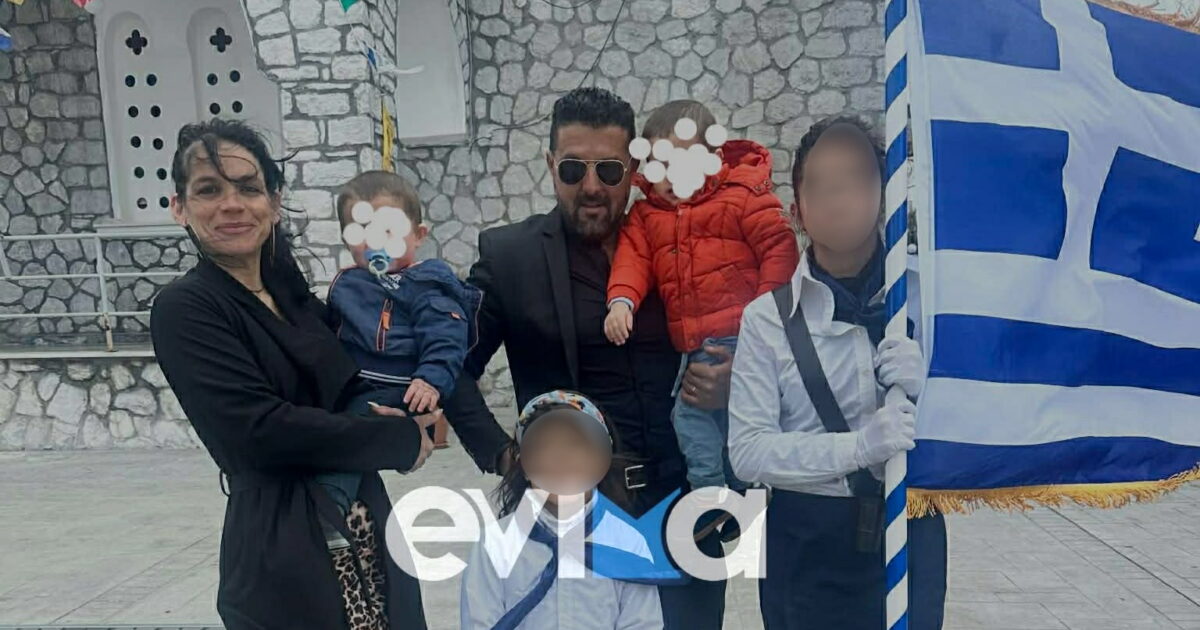 Παρέλαση-25ης-Μαρτίου:-Μητέρα-λύγισε-βλέποντας-την-κόρη-της-να-κρατά-την-σημαία