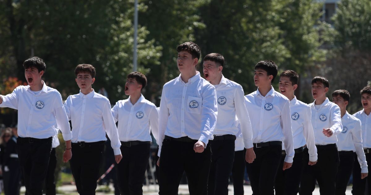 25η-Μαρτίου:-Με-λαμπρότητα-οι-εορτασμοί-και-στη-Θεσσαλονίκη-–-Εικόνες-από-τη-μαθητική-παρέλαση