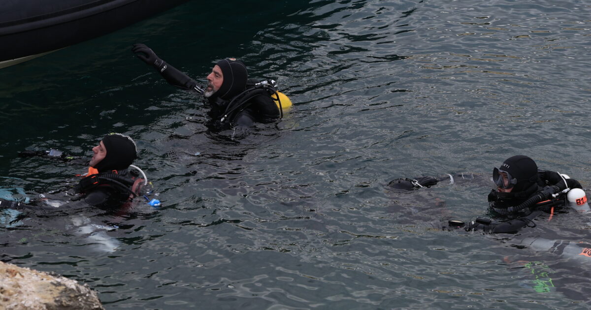 Βουλιαγμένη:-«Πιστεύω-ότι-το-πηγάδι-τράβηξε-μέσα-τον-34χρονο»-λέει-ο-δύτης-που-βρήκε-τα-κόκκαλα-των-αγνοούμενων-του-1978