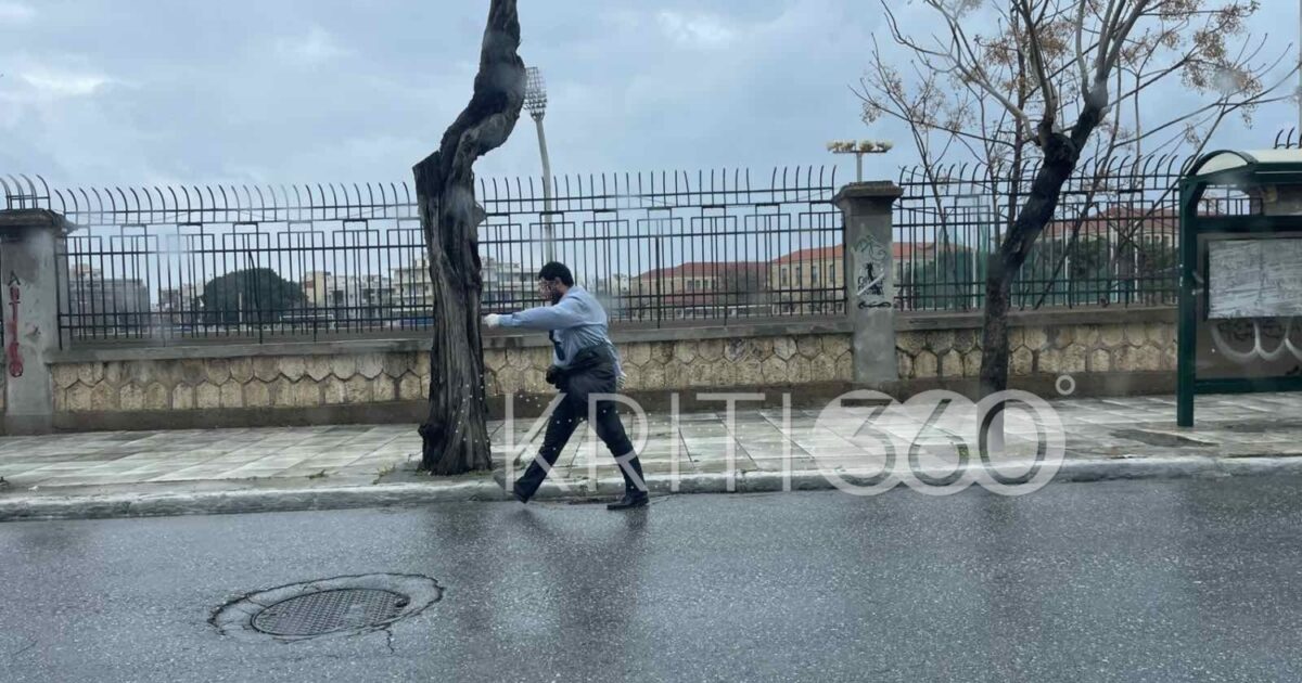 25η-Μαρτίου-στα-Χανιά:-Παρέλασε-μόνος-του-μετά-την-ακύρωση-των-εορτασμών-λόγω-της-κακοκαιρίας-–-Δείτε-βίντεο