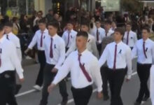 Πύργος:-Μαθητές-παρέλασαν-με-μαύρες-κορδέλες-για-τον-συμμαθητή-τους-που-σκοτώθηκε-πέφτοντας-από-μπαλκόνι