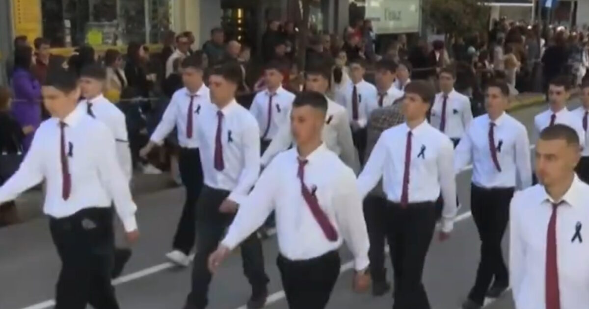 Πύργος:-Μαθητές-παρέλασαν-με-μαύρες-κορδέλες-για-τον-συμμαθητή-τους-που-σκοτώθηκε-πέφτοντας-από-μπαλκόνι