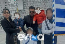 Παρέλαση-25ης-Μαρτίου:-Μητέρα-στην-Εύβοια-λύγισε-βλέποντας-την-κόρη-της-να-κρατά-τη-σημαία