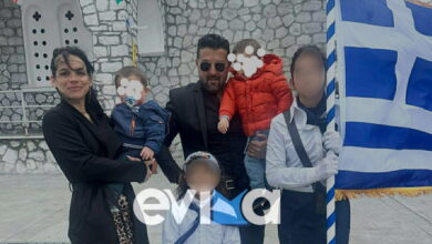 Παρέλαση-25ης-Μαρτίου:-Μητέρα-στην-Εύβοια-λύγισε-βλέποντας-την-κόρη-της-να-κρατά-τη-σημαία