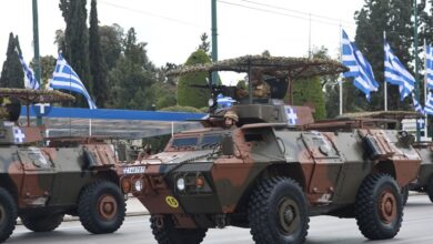 25η-Μαρτίου:-Καρέ-καρέ-η-μεγαλειώδης-στρατιωτική-παρέλαση-στην-Αθήνα-–-Τράβηξαν-τα-βλέμματα-τα-m-117,-τα-drones-και-όλα-τα-νέα-οπλικά-συστήματα