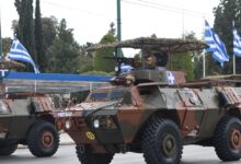 25η-Μαρτίου:-Καρέ-καρέ-η-μεγαλειώδης-στρατιωτική-παρέλαση-στην-Αθήνα-–-Τράβηξαν-τα-βλέμματα-τα-m-1117,-τα-drones-και-όλα-τα-νέα-οπλικά-συστήματα