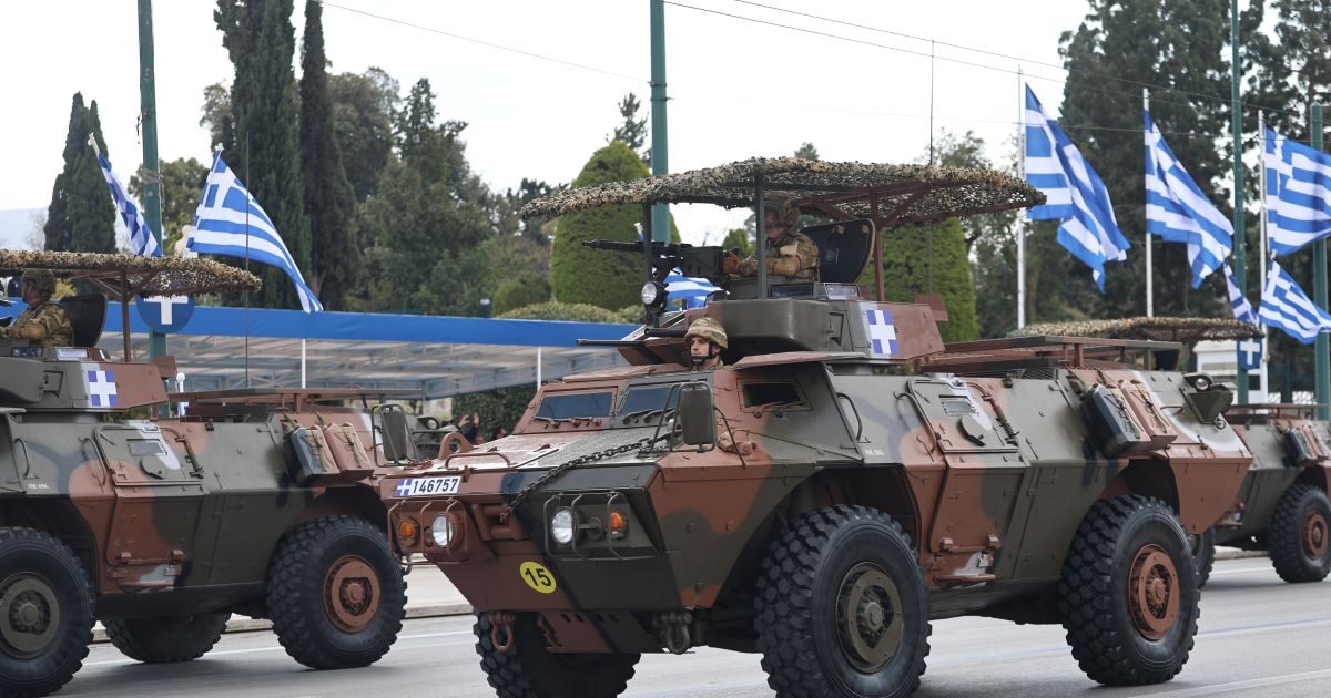 25η-Μαρτίου:-Καρέ-καρέ-η-μεγαλειώδης-στρατιωτική-παρέλαση-στην-Αθήνα-–-Τράβηξαν-τα-βλέμματα-τα-m-1117,-τα-drones-και-όλα-τα-νέα-οπλικά-συστήματα