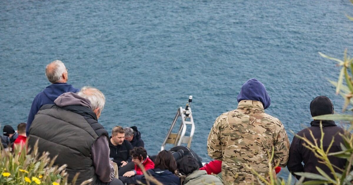 Βουλιαγμένη:-Βρέθηκε-οπτικό-υλικό-του-34χρονου-δύτη-όπου-φαίνονται-οι-προσπάθειες-που-κάνει-να-βγει-έξω-από-το-«πηγάδι-του-διαβόλου»