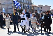 25η-Μαρτίου:-Μαθήτρια-Ειδικού-Σχολείου-στη-Λήμνο-έκανε-παρέλαση-με-τον-σκύλο-–-βοηθό-της