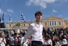 Το-ζεϊμπέκικο-στην-πλατεία-Συντάγματος-μετά-την-στρατιωτική-παρέλαση-που-έγινε-viral-με-1-εκατ.-προβολές