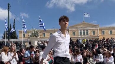 Το-ζεϊμπέκικο-στην-πλατεία-Συντάγματος-μετά-την-στρατιωτική-παρέλαση-που-έγινε-viral-με-1-εκατ.-προβολές