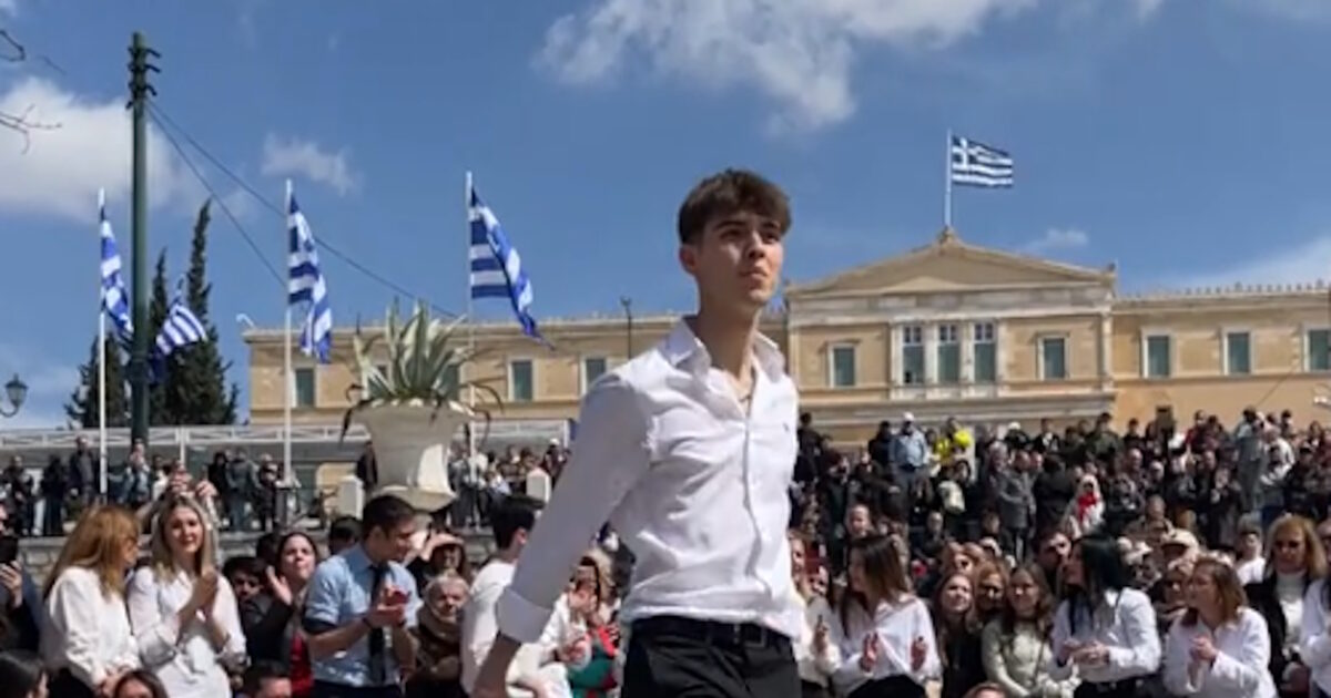 Το-ζεϊμπέκικο-στην-πλατεία-Συντάγματος-μετά-την-στρατιωτική-παρέλαση-που-έγινε-viral-με-1-εκατ.-προβολές