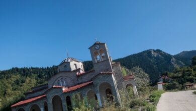 Ροπωτό-Τρικάλων:-Η-εκκλησία-που-γέρνει-17-μοίρες-και-μαγεύει-τουρίστες-και-ξένα-ΜΜΕ