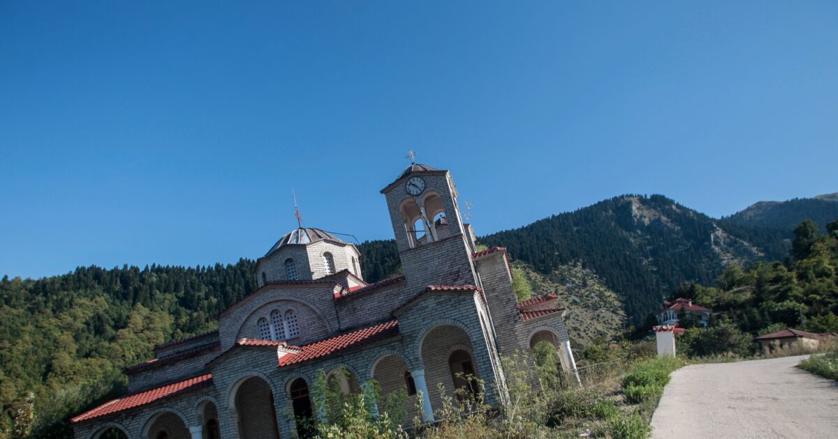 Ροπωτό-Τρικάλων:-Η-εκκλησία-που-γέρνει-17-μοίρες-και-μαγεύει-τουρίστες-και-ξένα-ΜΜΕ