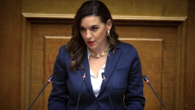 Υπόθεση-Κεφαλογιάννη-–-Μάτσα:-Η-υπουργός-Τουρισμού-ζητά-τα-παιδιά-να-μην-αλλάζουν-συνεχώς-σπίτια-–-Για-τεχνητές-εντάσεις-μίλησε-ο-συνθέτης