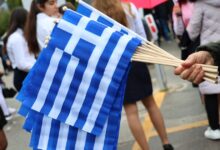 Βόλος:-Έρευνα-μετά-από-καταγγελία-ότι-μαθητές-φώναξαν-συνθήματα-της-Χρυσής-Αυγής-στην-παρέλαση