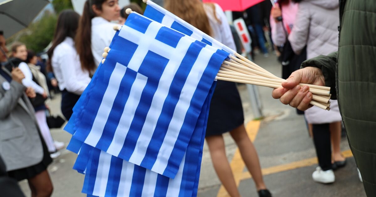 Βόλος:-Έρευνα-μετά-από-καταγγελία-ότι-μαθητές-φώναξαν-συνθήματα-της-Χρυσής-Αυγής-στην-παρέλαση