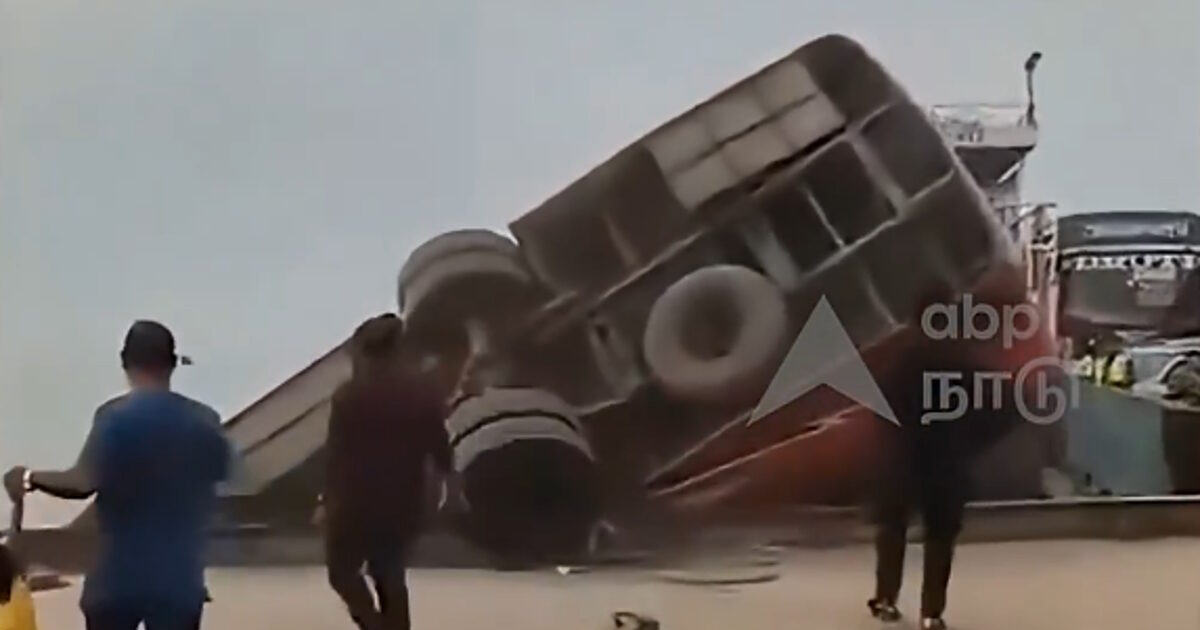 Μπαγκλαντές:-Συγκλονιστικό-βίντεο-από-λεωφορείο-να-πέφτει-σε-ποτάμι-και-να-βυθίζεται-–-Τουλάχιστον-24-νεκροί