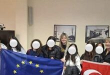 Ελασσόνα:-Αντιδήμαρχος-φωτογραφήθηκε-με-τη-σημαία-του-Κεμάλ-Ατατούρκ-στο-Δημαρχείο