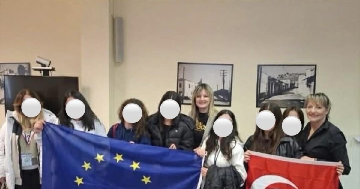 Ελασσόνα:-Αντιδήμαρχος-φωτογραφήθηκε-με-τη-σημαία-του-Κεμάλ-Ατατούρκ-στο-Δημαρχείο